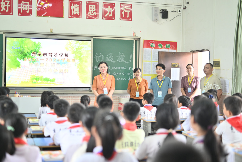 开学伊始，庄校长（左一）带领学校班子成员巡视教学区并与同学们亲切交流。 - 副本_副本.jpg
