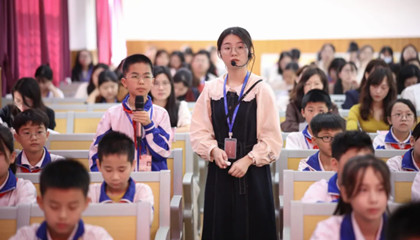 三尺讲台生锦绣 教泽流芳润新苗