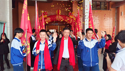 跃马扬鞭赴山海，笑傲六月耀华美